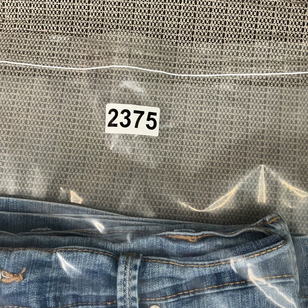 Gloria Vanderbilt Amanda Womens Size 14 Blue Denim Shorts Floral Embroidery - Picture 8 of 12